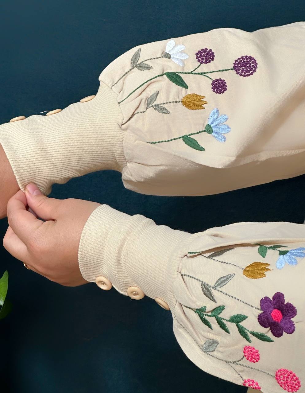 بلوز دورس گلدوزی سر آستین دکمه